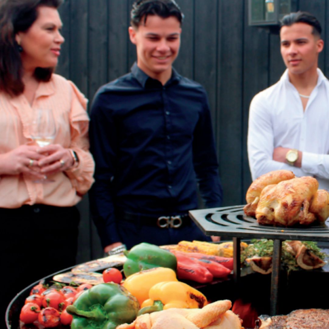 gezelligheid en mensen rond co-fire met eten