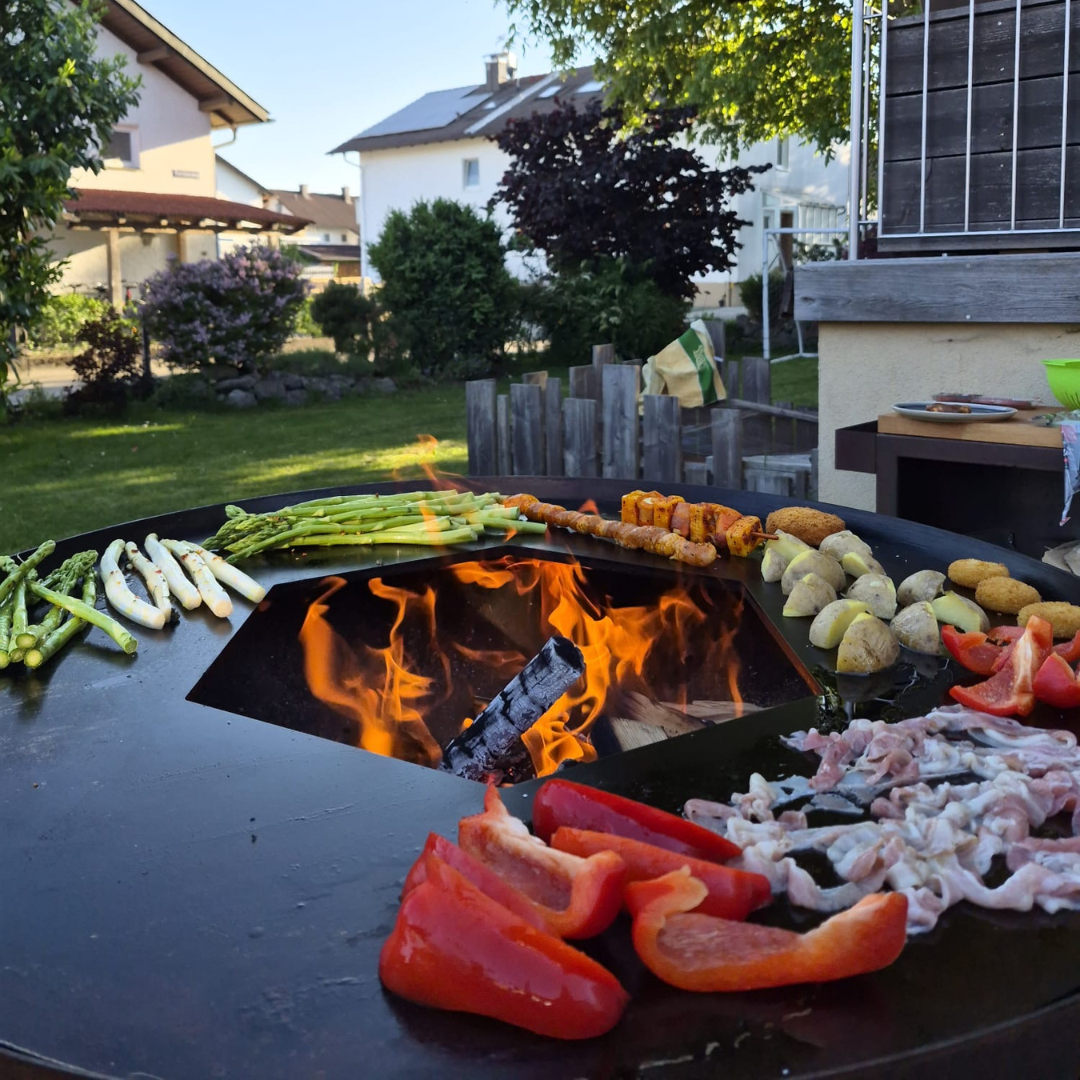 vuur in co-fire met eten erop in tuin