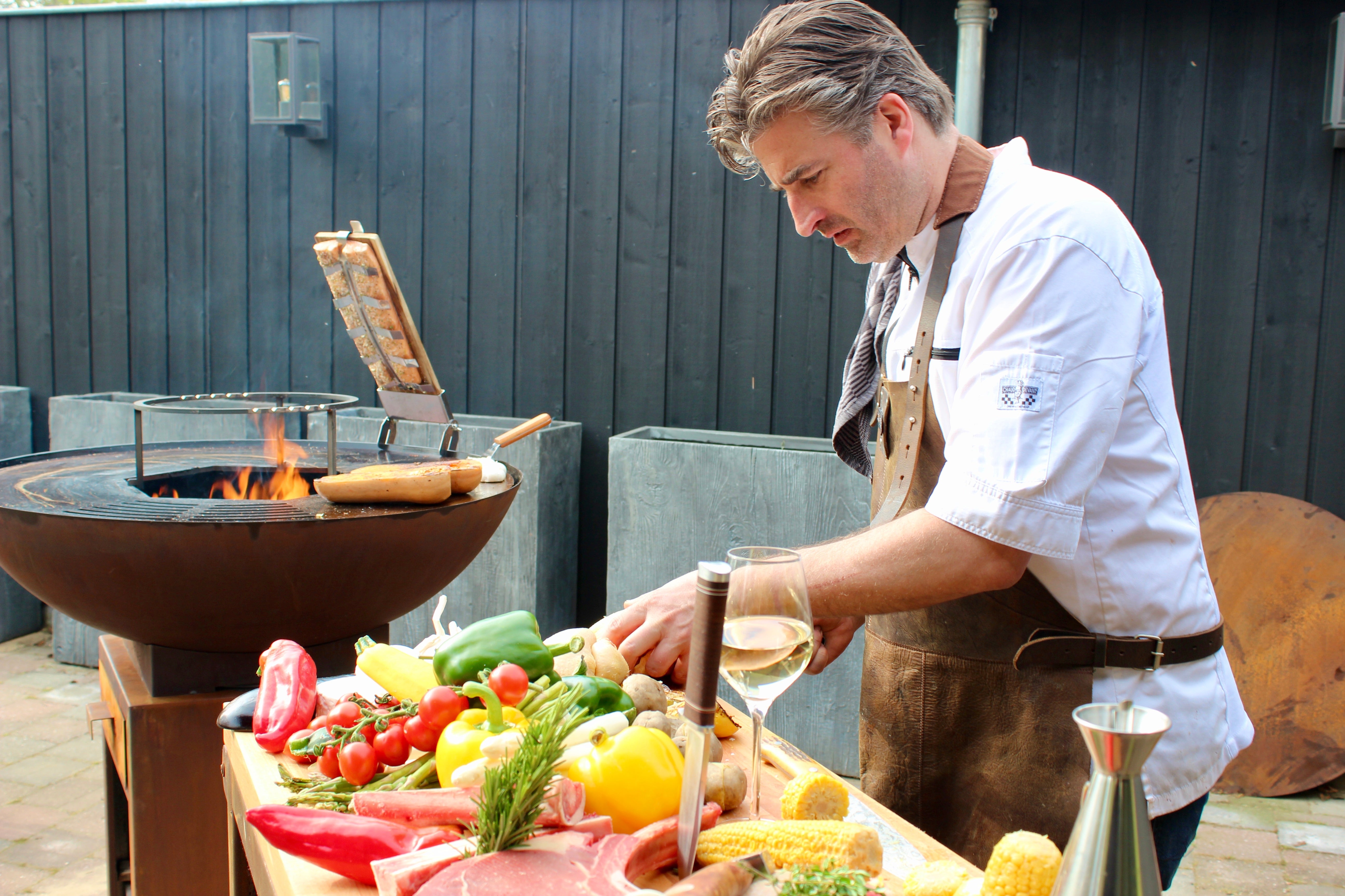 Genieten in elk seizoen: zo haal je het meeste uit buiten koken met je vuurschaal