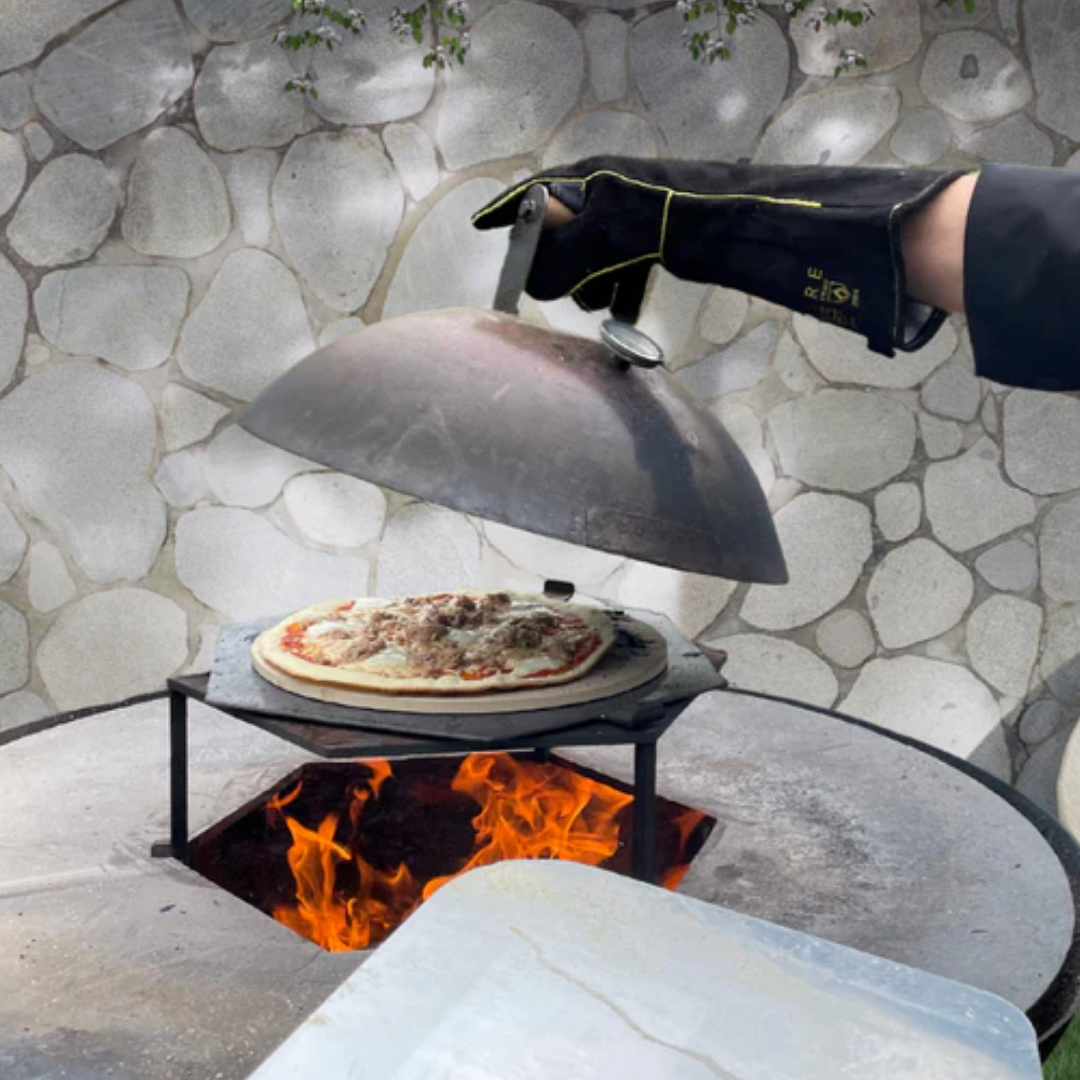 pizza in pizza oven op vuurschaal bbq
