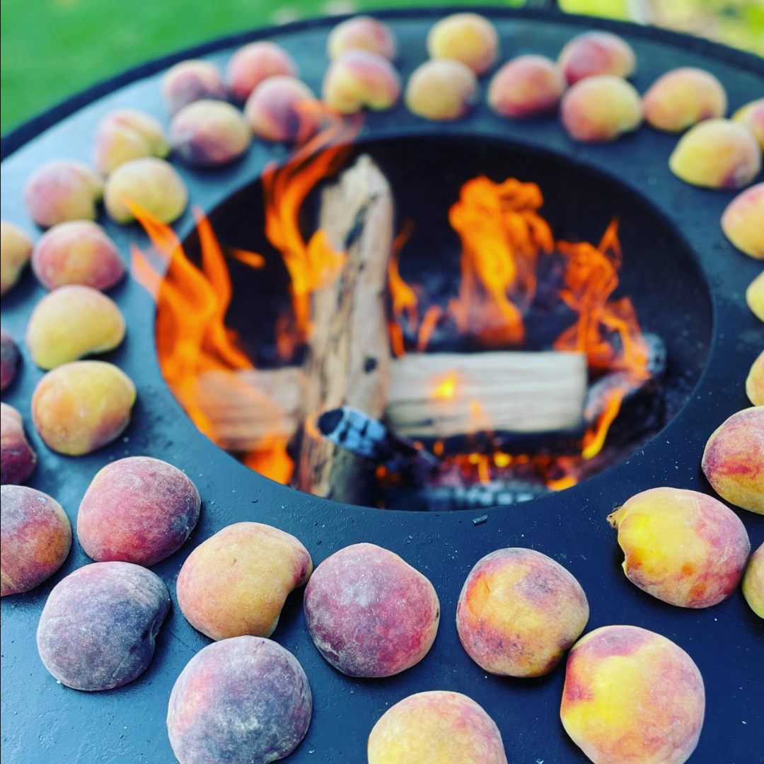 fruit perzik grillen op grillring boven vuur