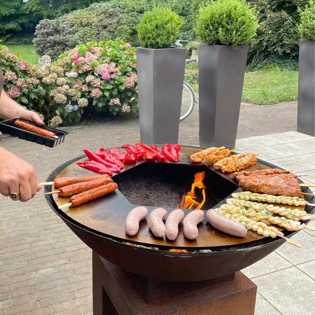 worstjes grillen op bbq vuurschaal grillring vuur