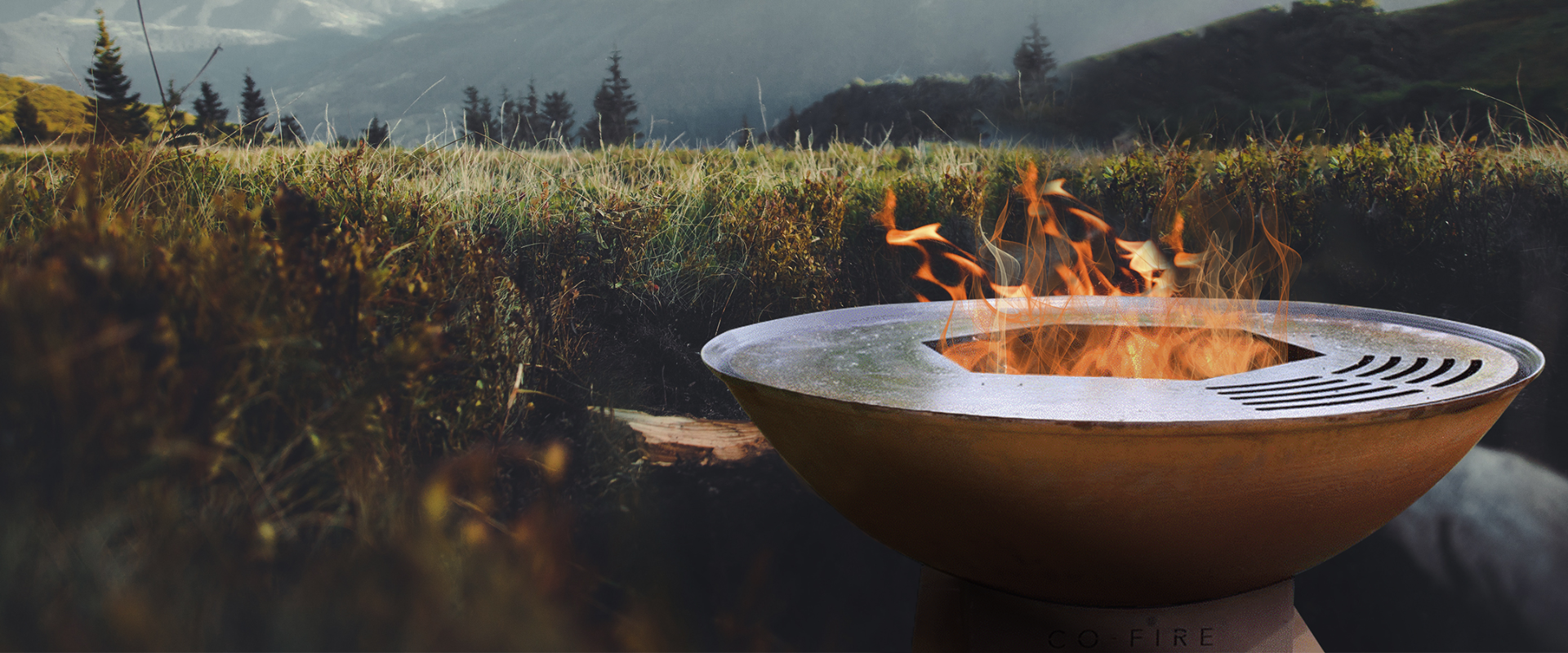 vuurschaal met grillring met vlammen erin