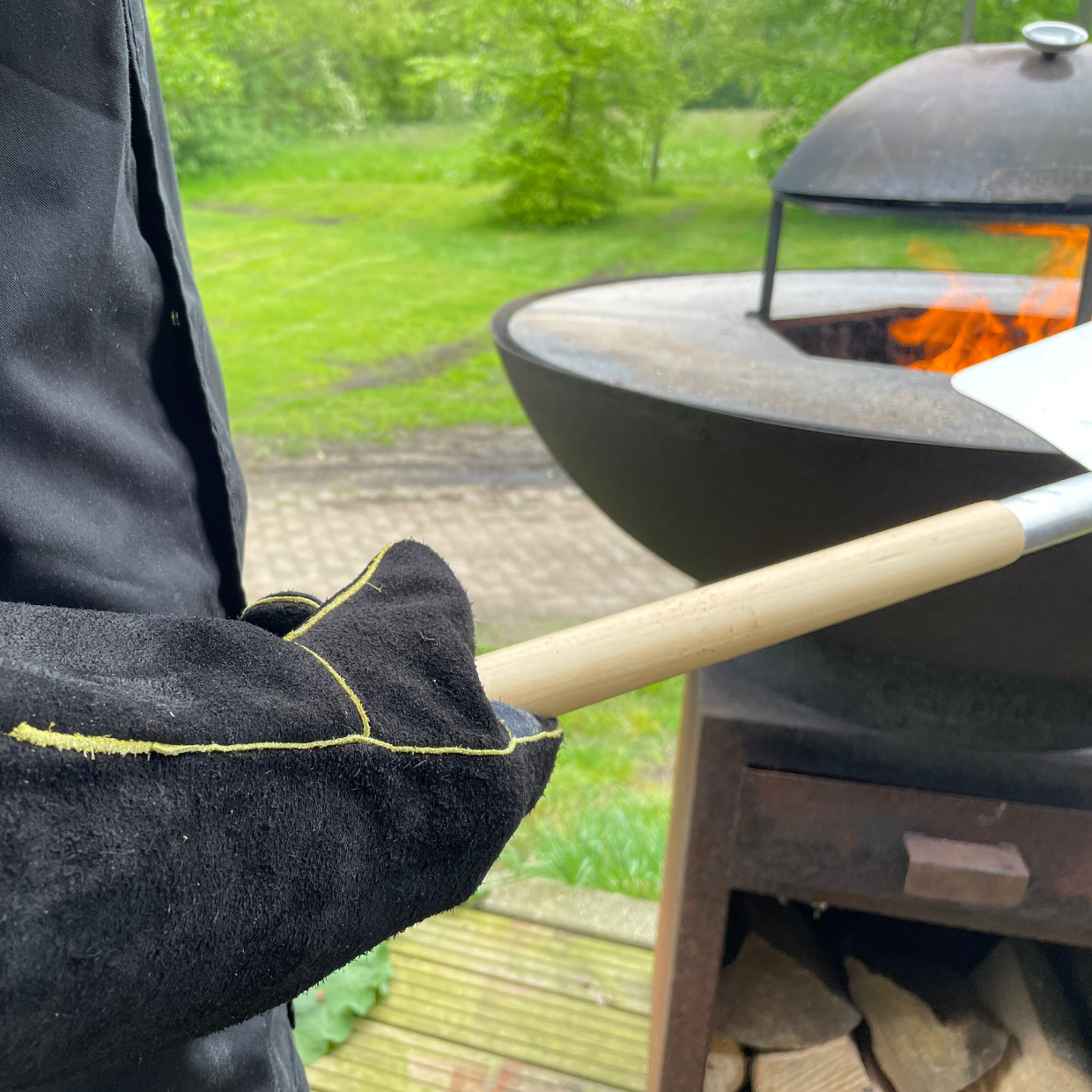 Pizza op een vuurschaal BBQ