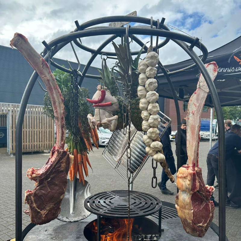 Hele vis grillen op vuurschaal