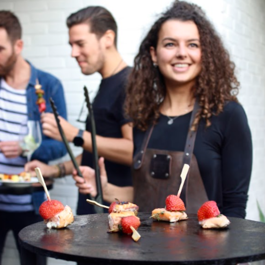 gezelligheid rond de co-fire met eten en mensen