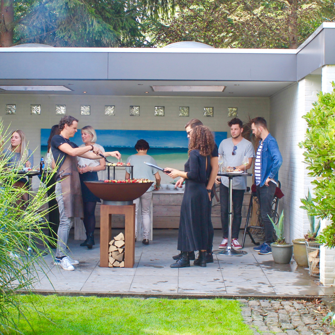 cofire in kleine tuin met mensen erom heen