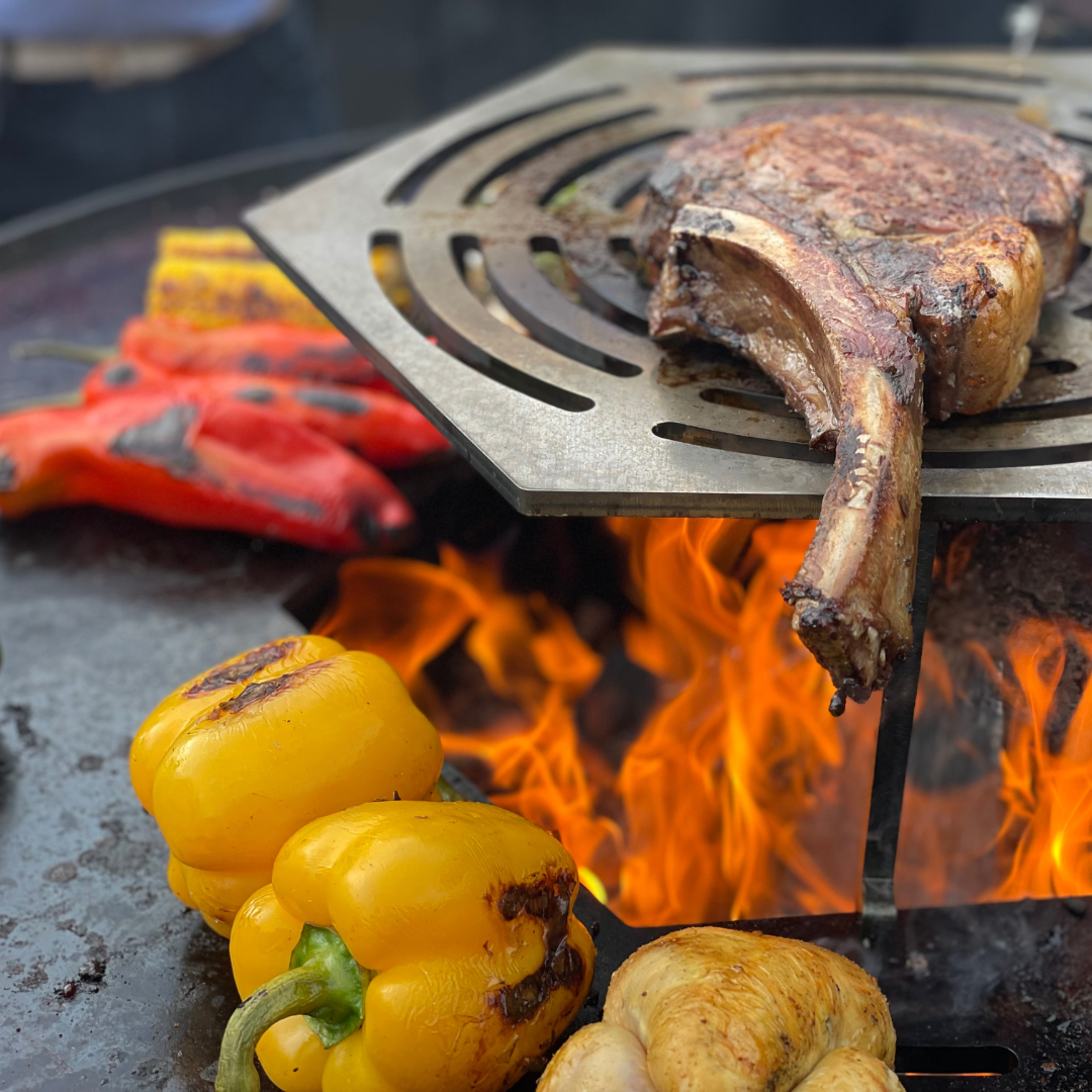 vlees en paprika grillen op grillring bbq boven vuur