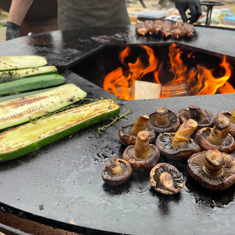 Aubergine roosteren op open vuur