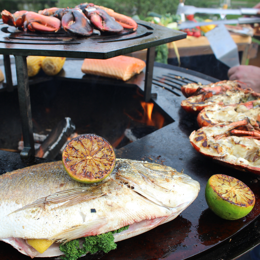 hele vis, kreeft grillen op grillring bbq op vuur