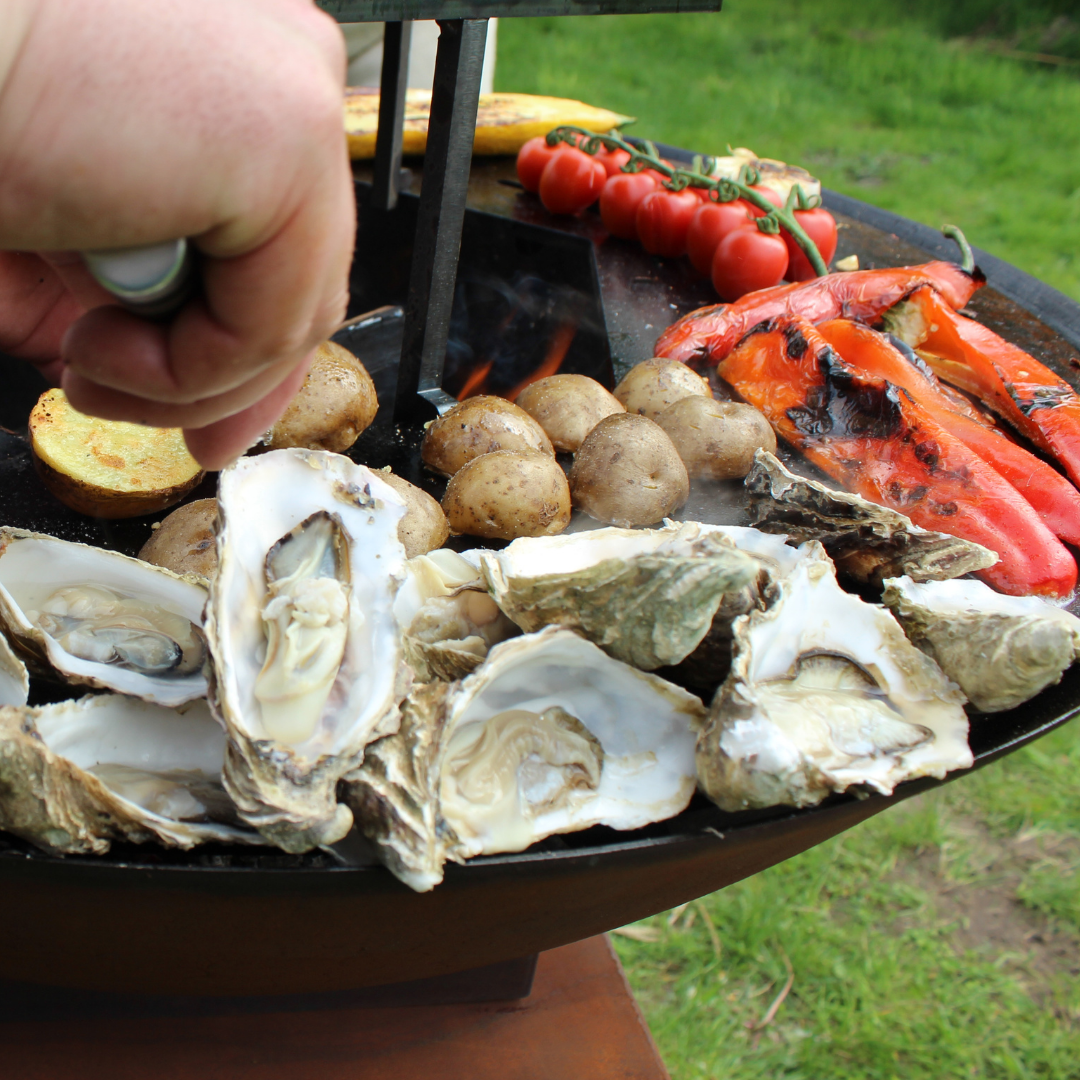 mosselen op grillring bbq vuur
