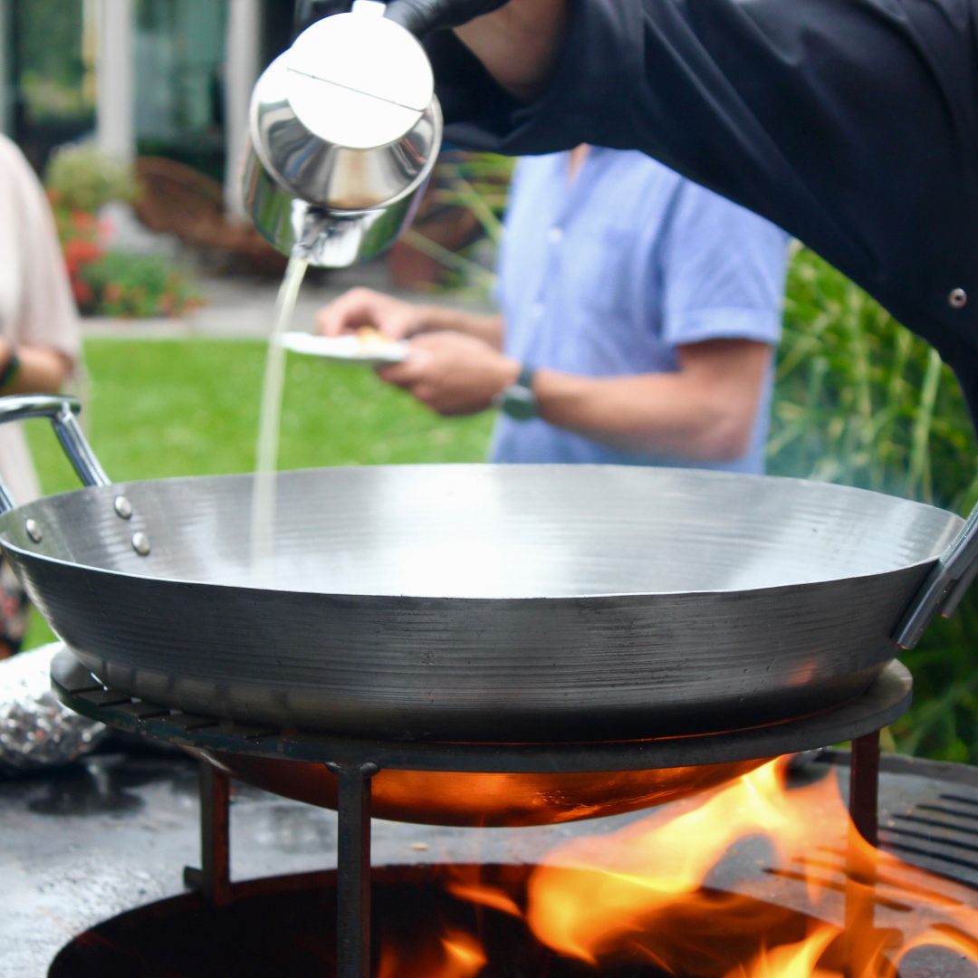 eten maken op vuur met wok en olie