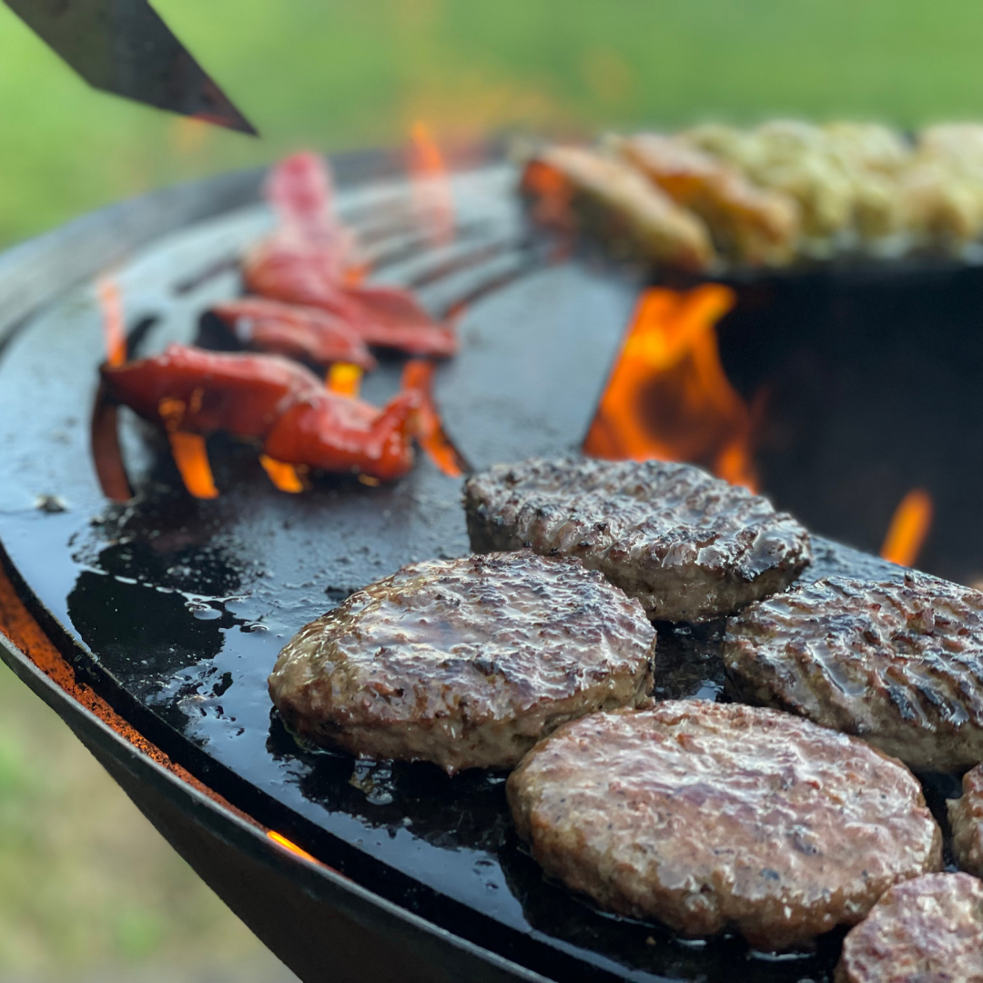 hamburger op grillring bbq met vuur