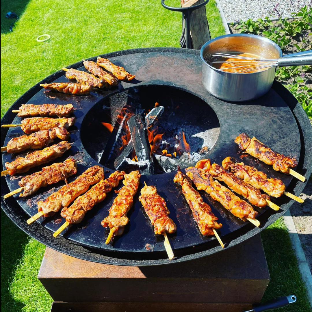 sate en satesaus grillen op grillring bbq boven vuur