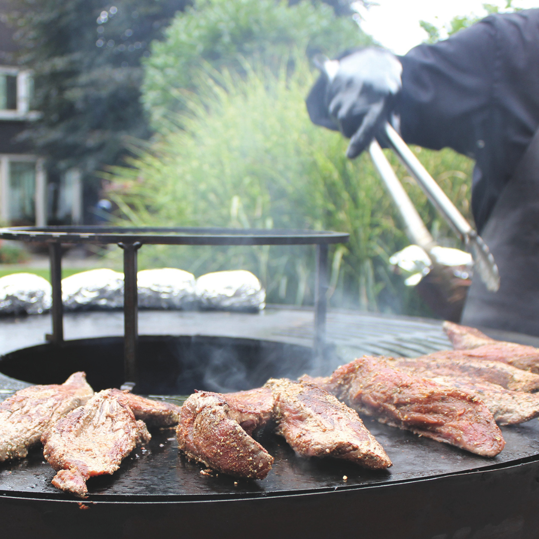 bavette vlees grillen op grillring bbq op vuur