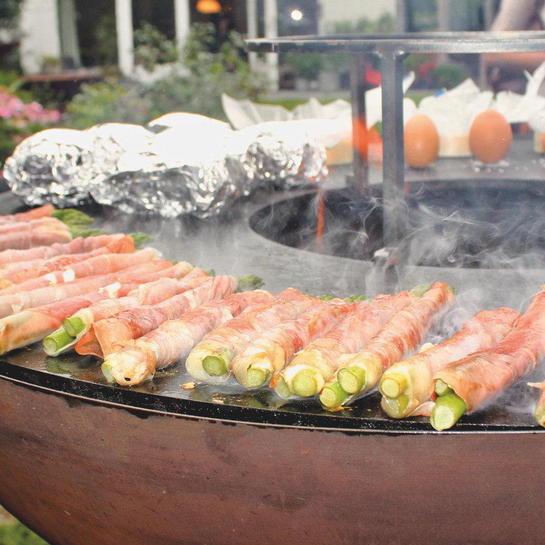 Buikspek krokant bakken op plancha bbq grillring vuur
