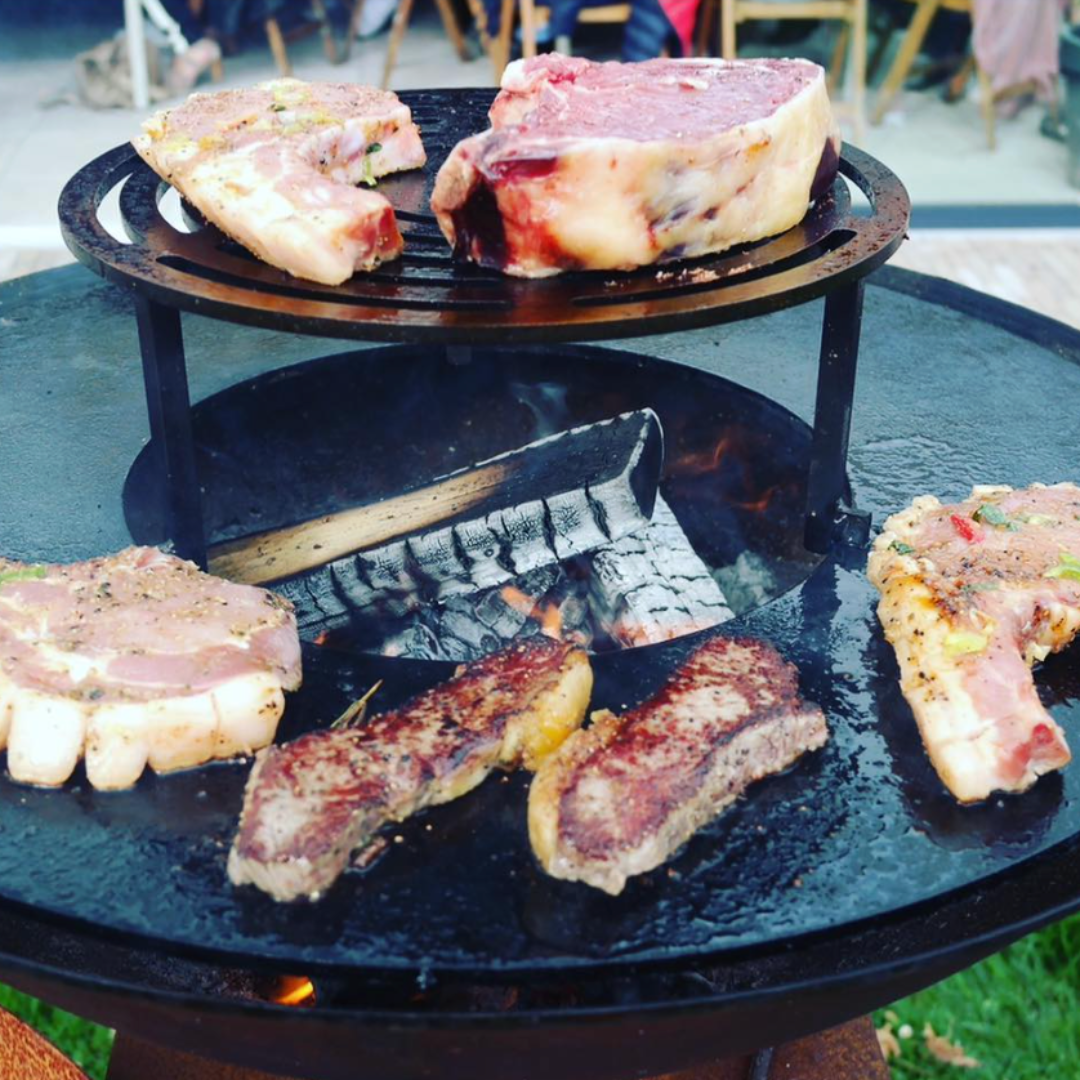 picanha vlees grillen boven vuur op grillring bbq