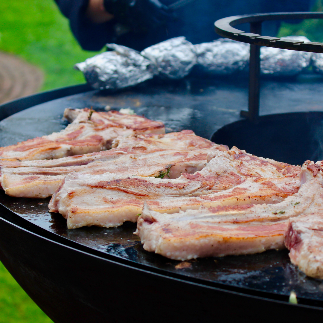 spareribs vlees grillen op plancha bbq op vuur