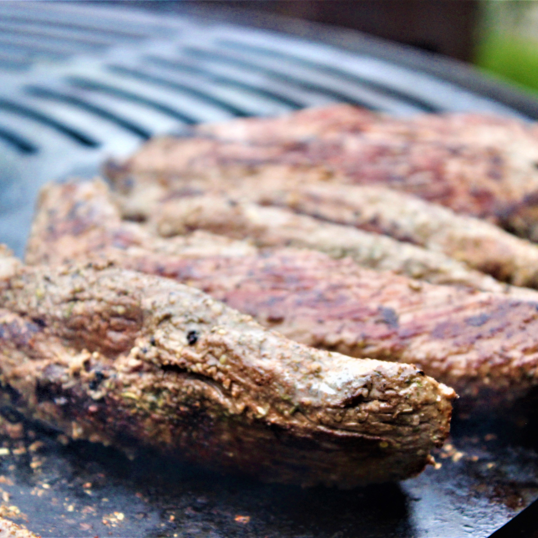 steak op grillring bbq boven vuur